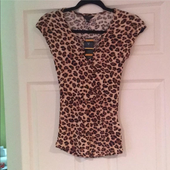 NWT Guess top - Picture 3 of 4